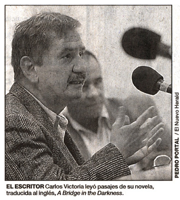 El escritor Carlos Victoria leyo pasajes de su novela, traducida al ingles, A Bridge in Darkness.
